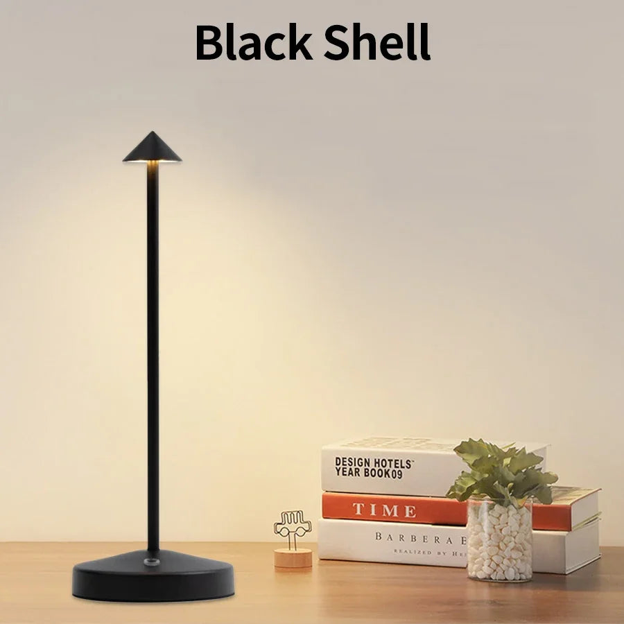 Spire lamp in black